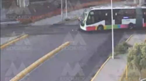 Video: Metrobús arrastra a motociclista